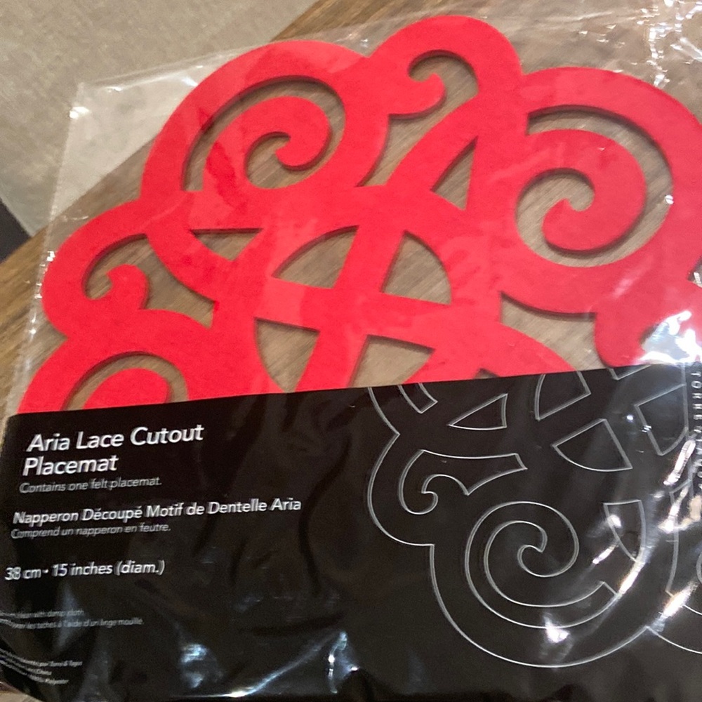 RED Cut Out Placemats - holiday Christmas decor - 6 brand new 15” torre tagus